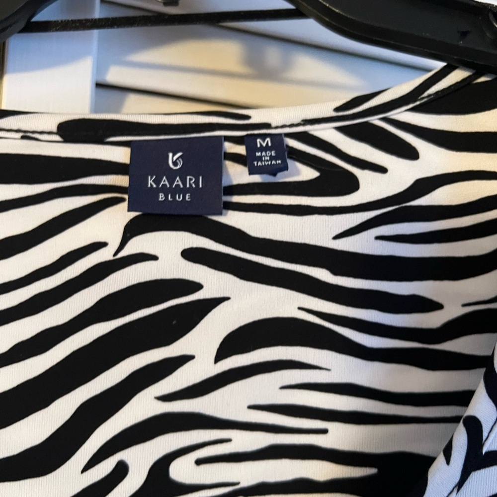 Kaari Blue Top
Size Medium
Black!white Stripes
